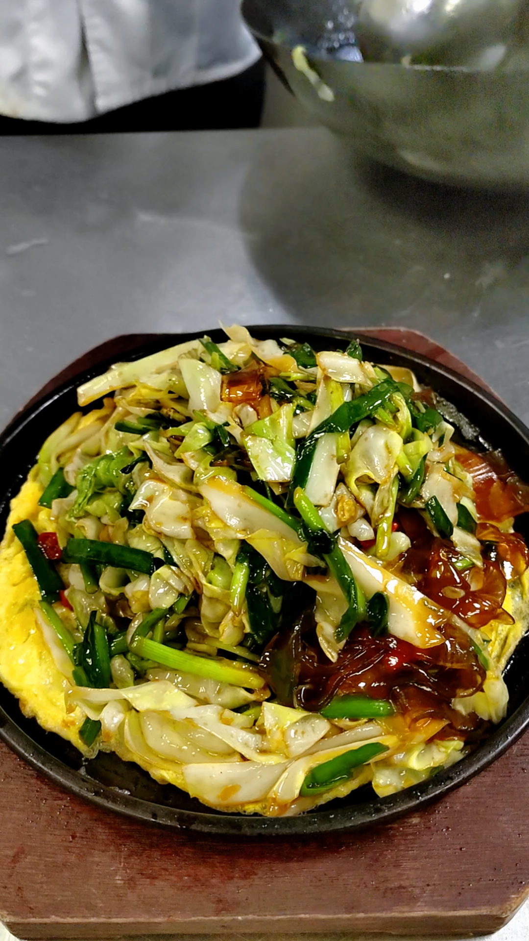 #在家做个拿手菜#铁板包菜炒拉皮