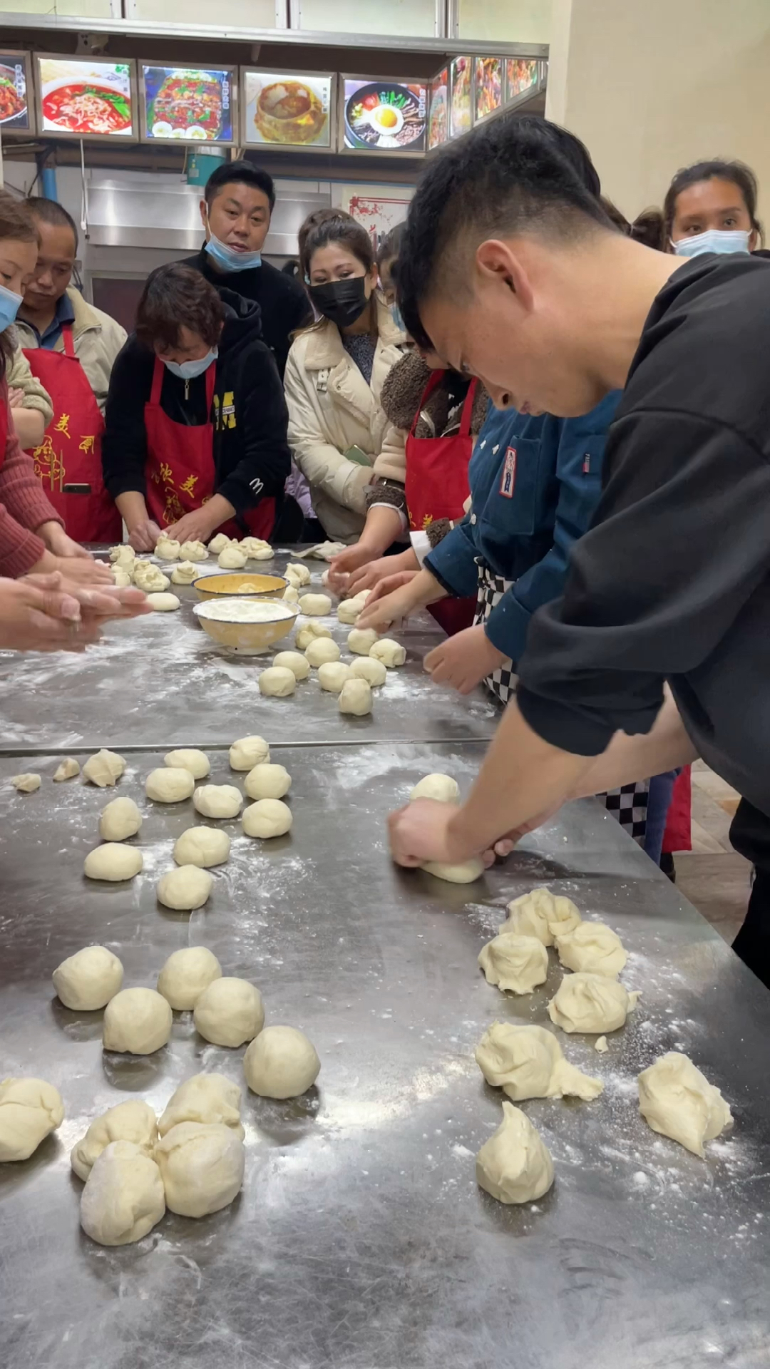 手工打的烧饼,夹上裹满鸡汤的豆皮豆串,麻辣鲜香,一个根本就不够吃,配方给大家!