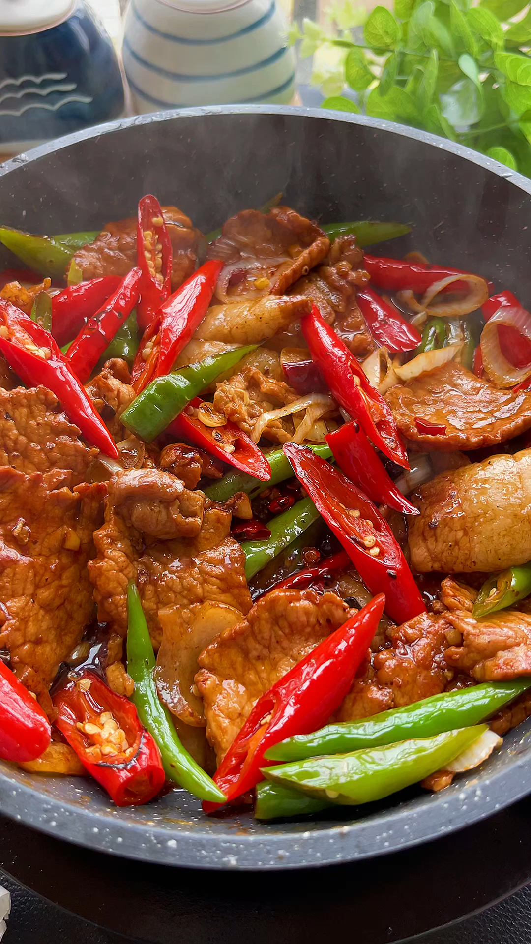 辣椒炒肉是先炒肉还是先炒辣椒,很多人第一步就做错了!