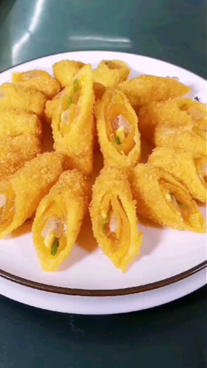 咸鸭蛋这样做,酥脆可口,老少皆宜。#咸蛋卷