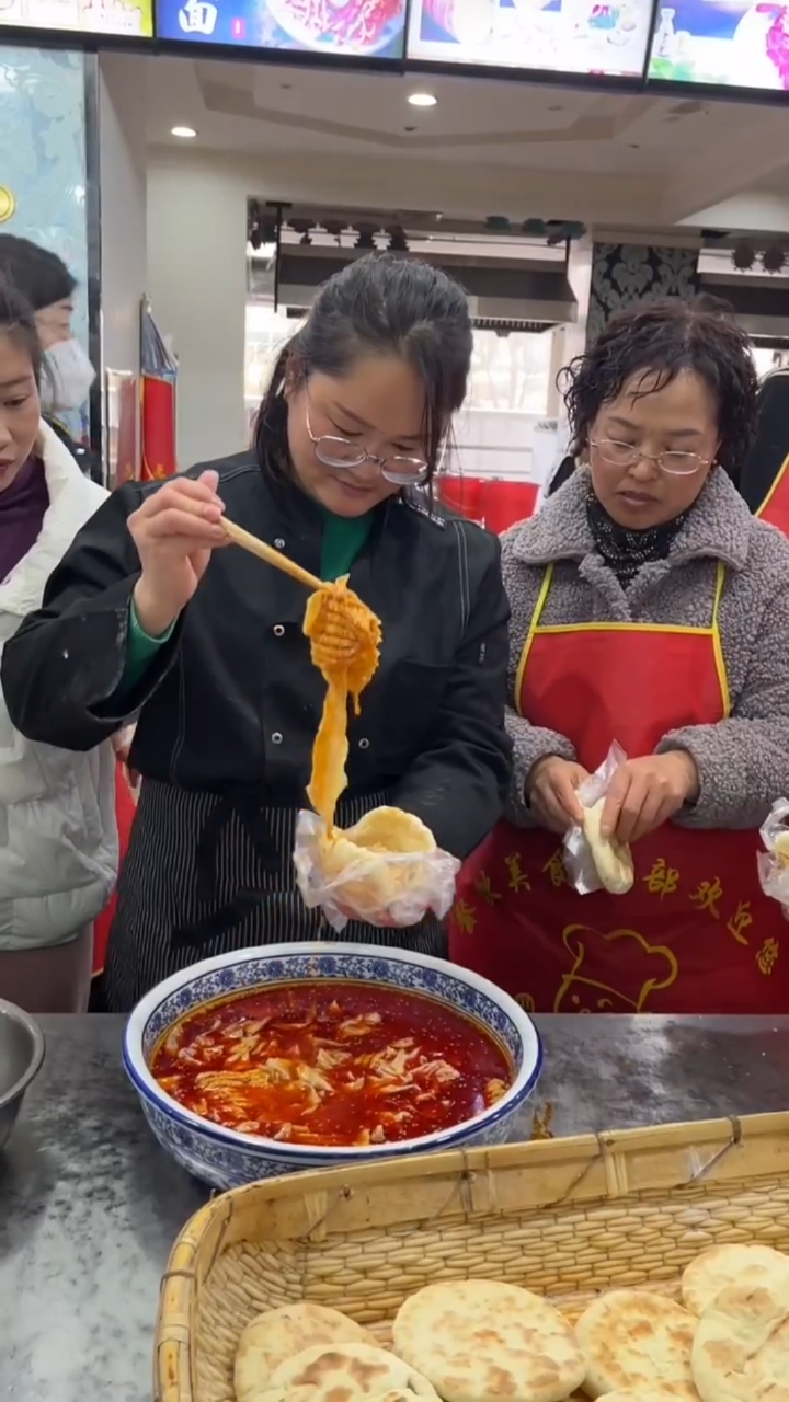 灌汤烧饼,咬一口汤汁饱满,美味极了。