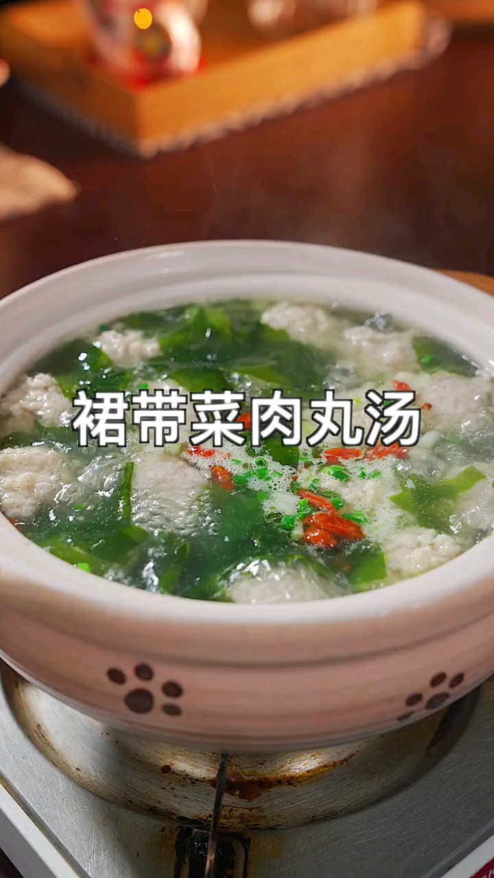 山药营养价值很高,宝宝秋季可以多吃,试试这样做个肉丸汤吧。