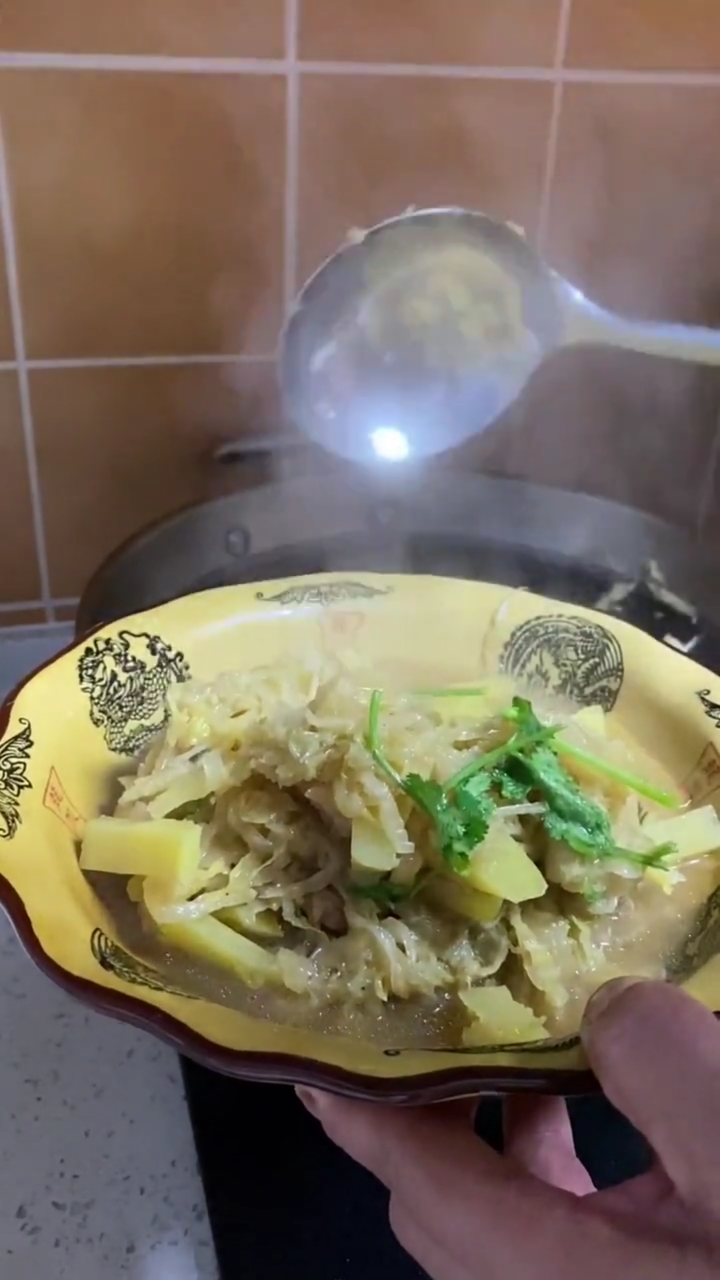 东北大姐开饭了,酸菜土豆炖肉,煎两粘豆包,一个人的饭菜做起来就是简单啊!