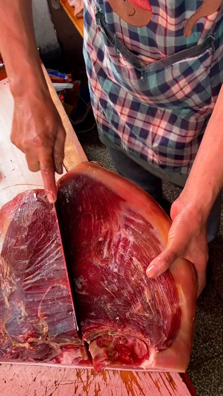 #四川腊火腿#火腿肉最好的两个部分是皇冠和中方,这块是二者合一绝了