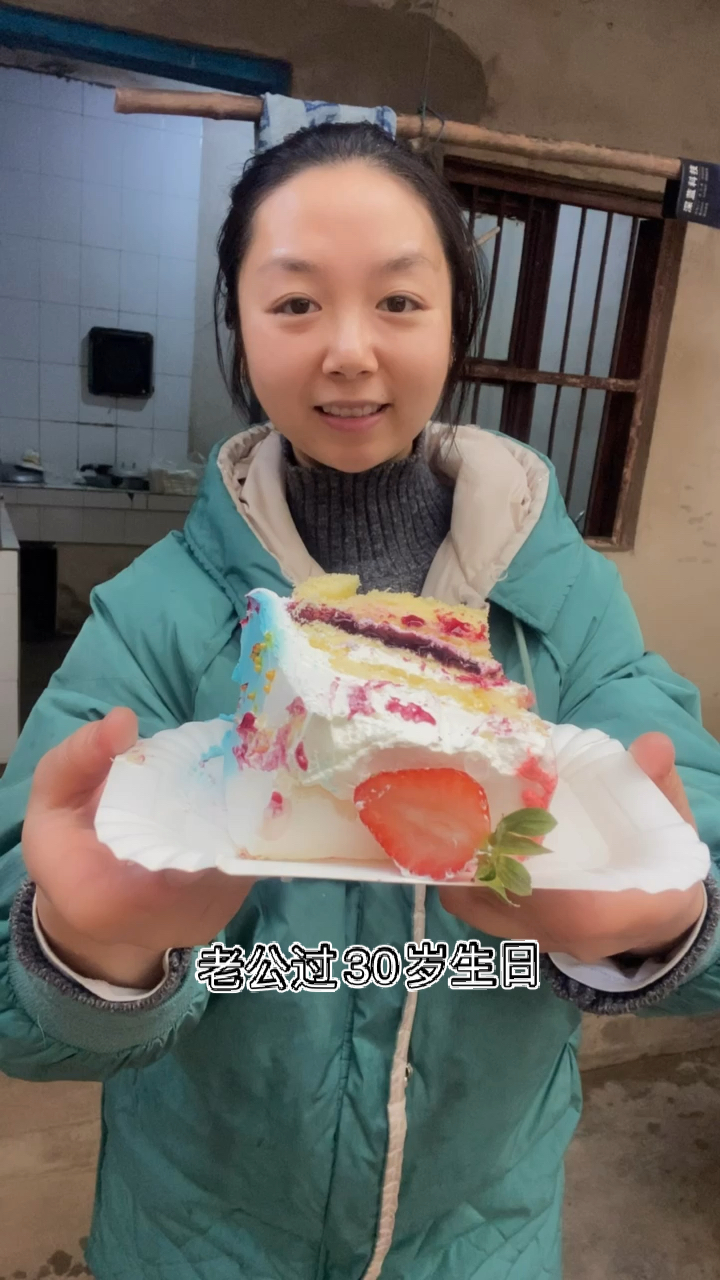 #自制美食#婆婆做土鸡火锅,我买生日蛋糕,孩子唱生日歌,老公很开心……
