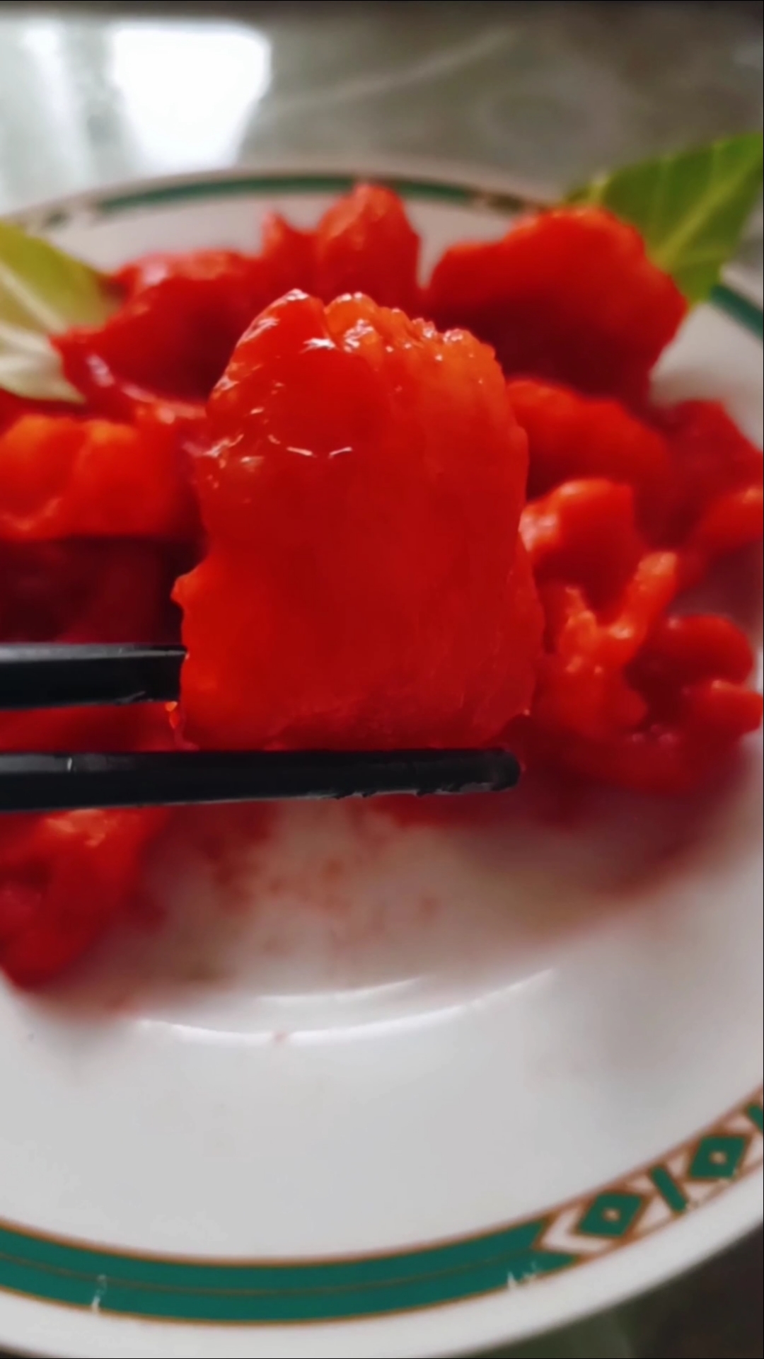 #舌尖上的美食#国宴菜品中有一道牡丹虾片,造型酷似牡丹花,入口酥香甜爽,深受人们的喜爱…