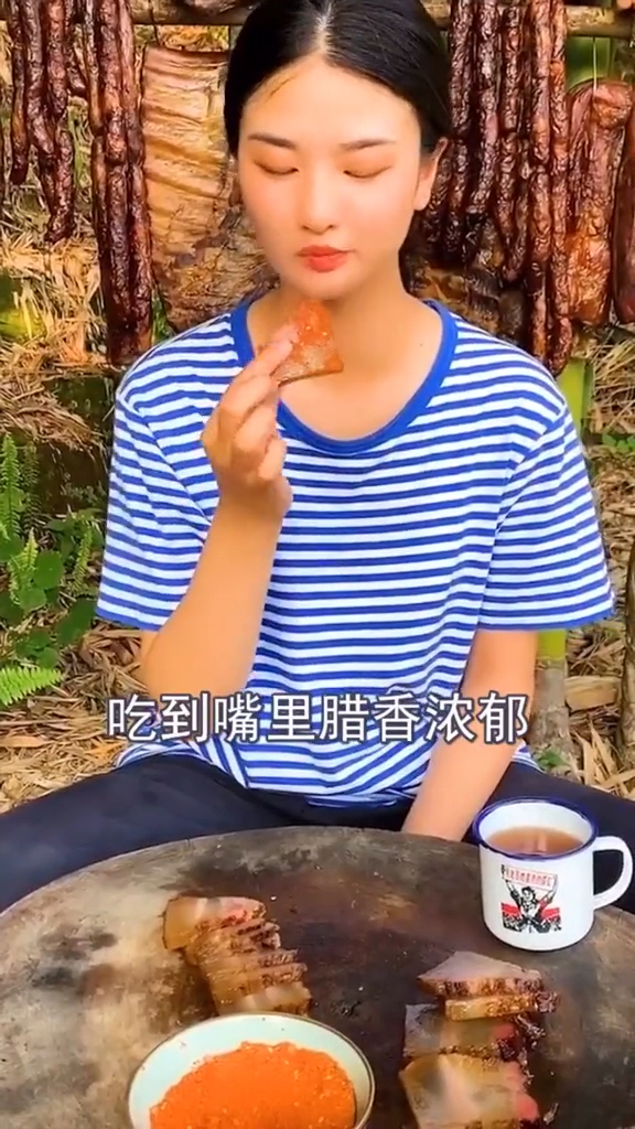 奶奶说:“一定要让大家吃到最正宗的川味腊肉!”