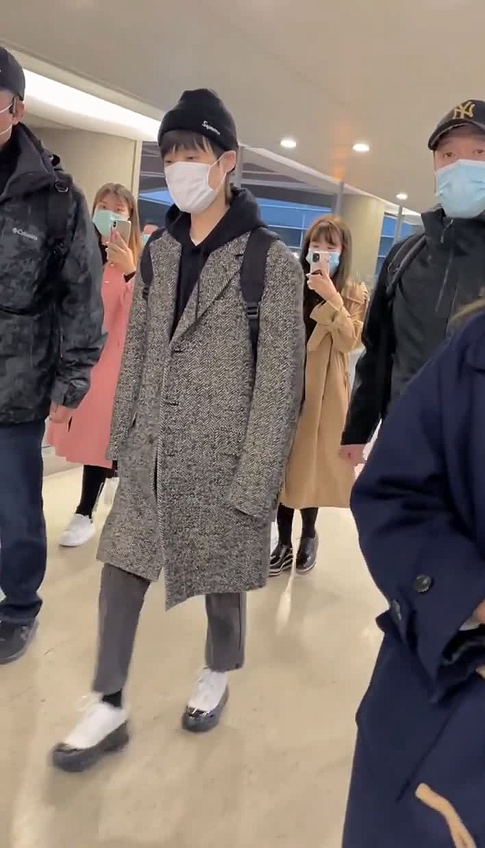 #李宇春#李宇春穿灰色大衣依旧帅气十足,头戴黑色针织帽走自己风格。