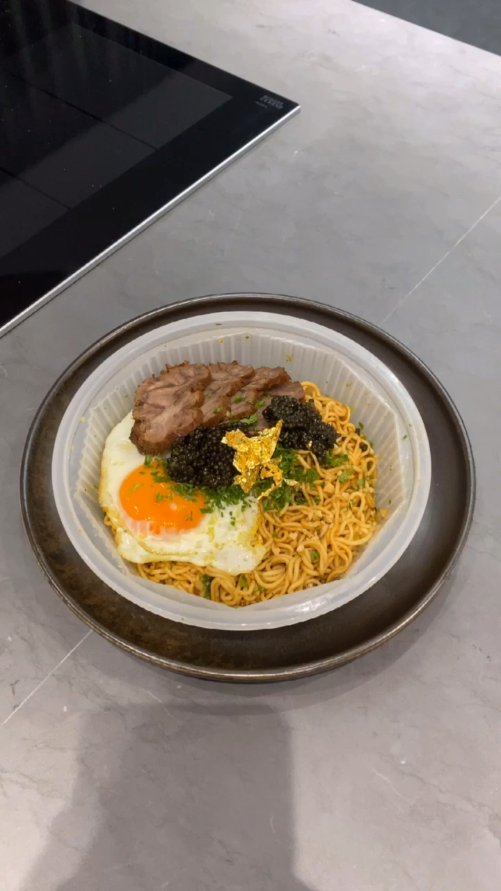 #食神大PK#忙碌了两个小时,陈师傅还是找了康师傅做了红烧卤牛肉拌面,真的是嗲的一塌糊涂