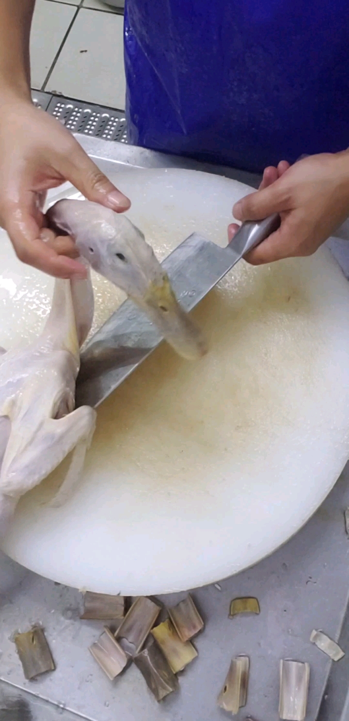 想吃鸭嘴吗,看看怎么样切鸭嘴的