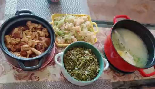 金玲11点准时给家人做午饭,老公下班回家就有热腾腾的饭菜吃,真幸福!