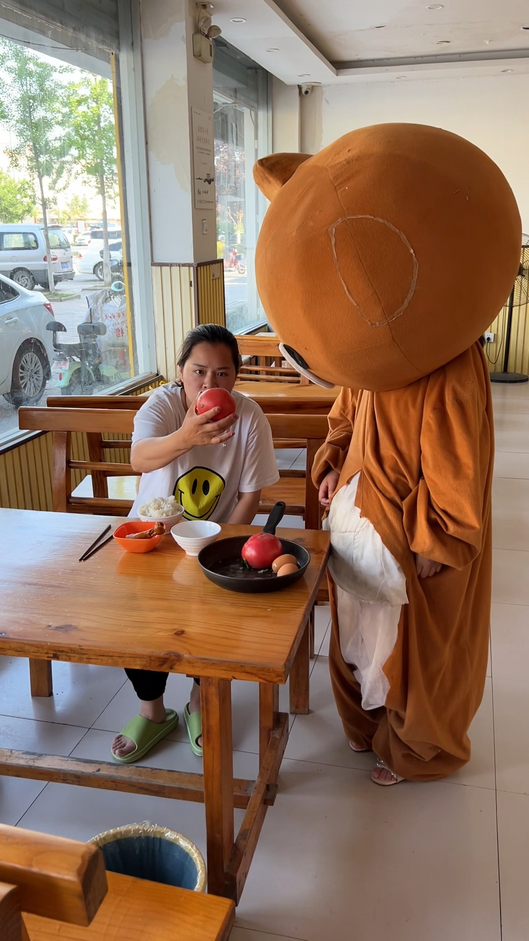 #搞笑段子剧#小姐姐你的西红柿鸡蛋汤来了，哈哈