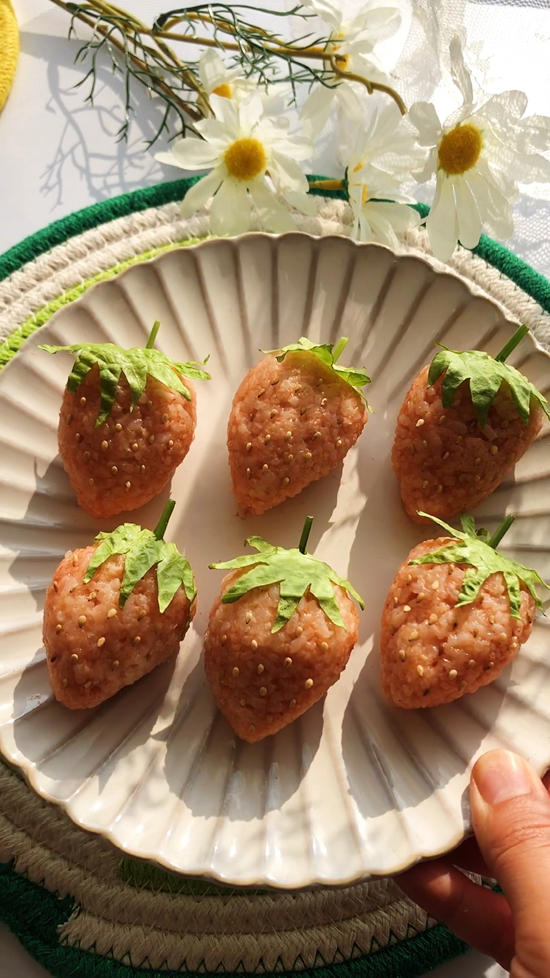 #全民最牛手艺人#你家的宝宝挑食吗?试试这个草莓饭团吧!