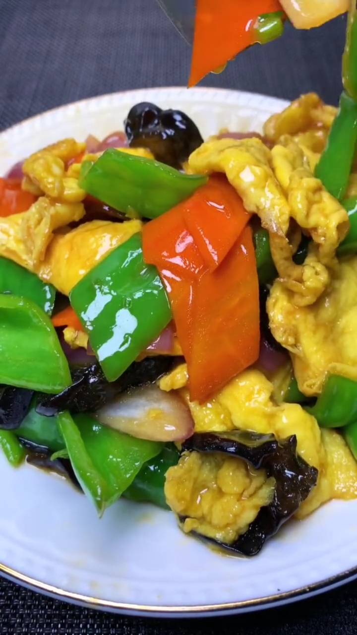 家里这么做青椒炒蛋鲜香味美