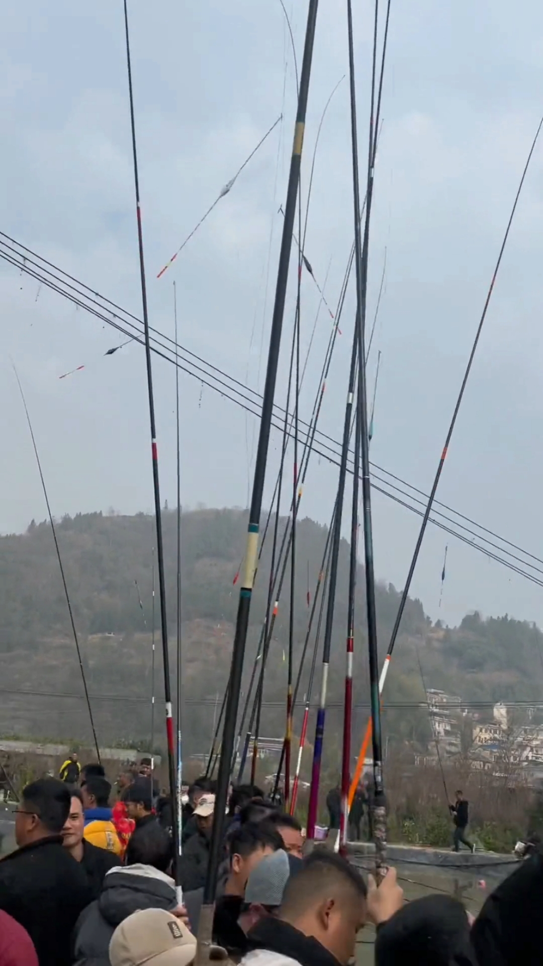 #钓鱼#钓鱼比赶集还热闹,鱼塘里的鱼已经瑟瑟发抖了!