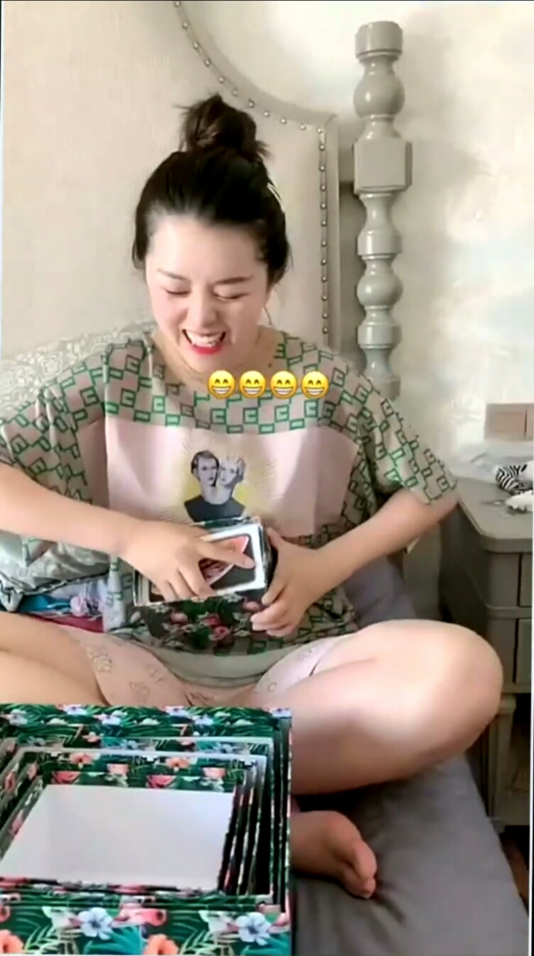今天是老婆生日和我们的领证纪念日,送老婆个大礼!给她感动坏了