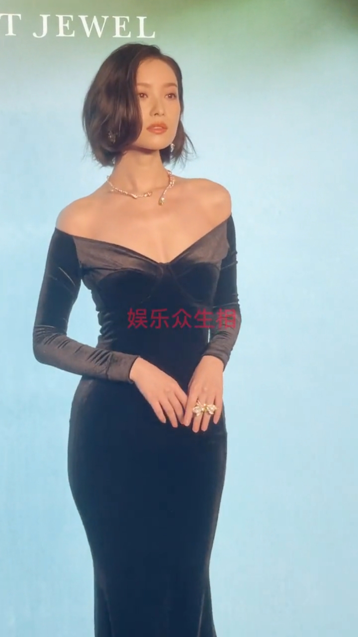 #倪妮#黑色露肩鱼尾裙这造型如何?