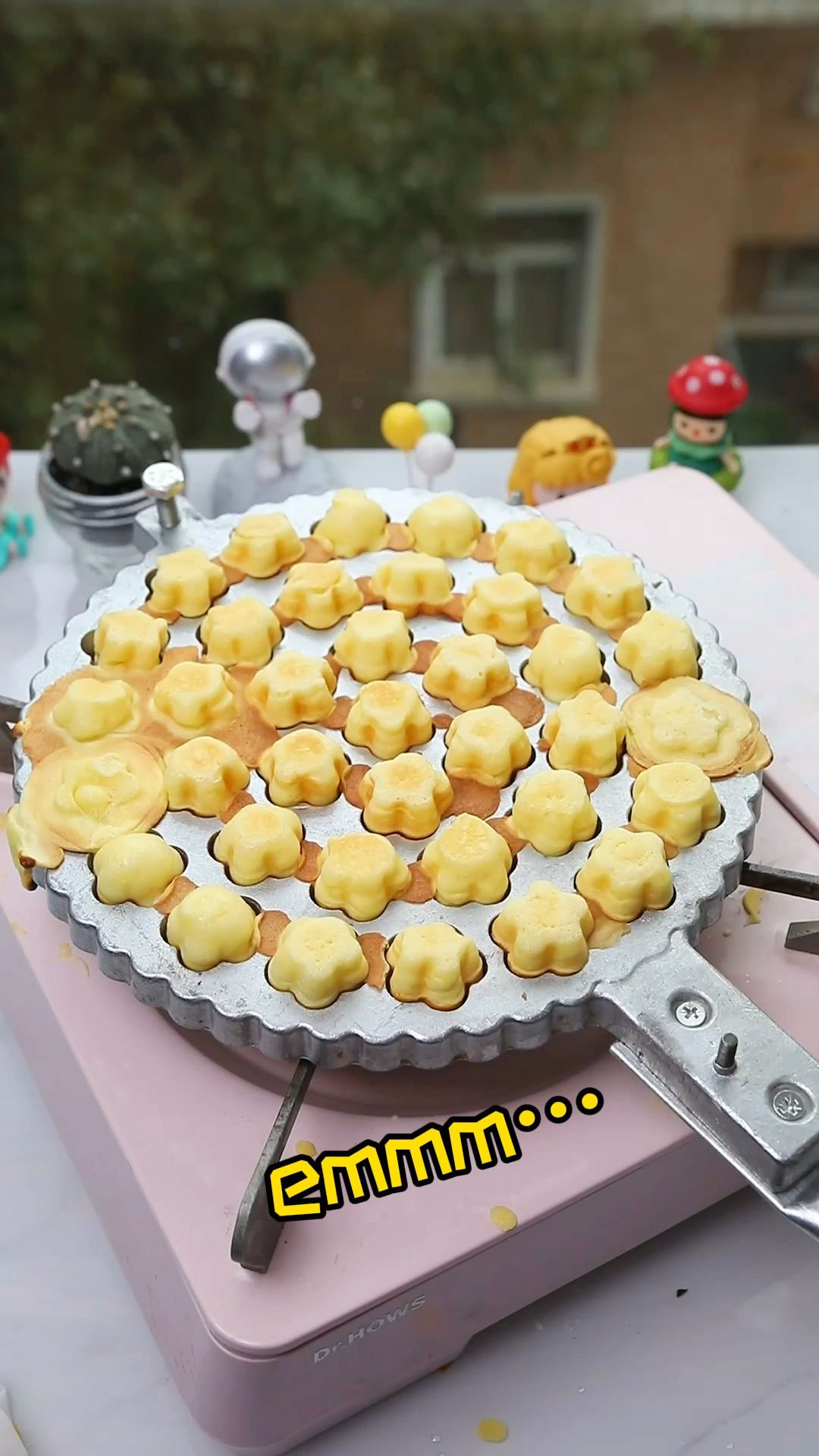 #vlog日常#小时候常吃这种鸡蛋糕，好想摆摊去卖呀！在家做了，竟然翻车无数次…请大伙儿给