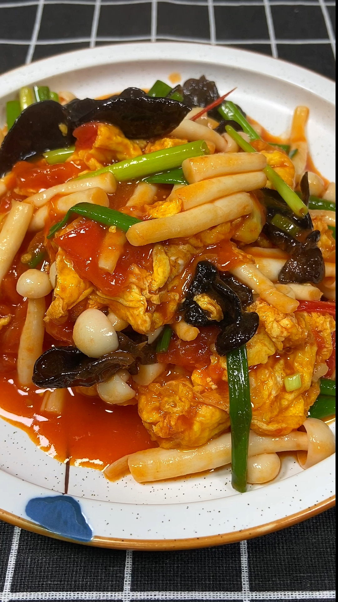 #爱美食爱生活#西红柿炒海鲜菇