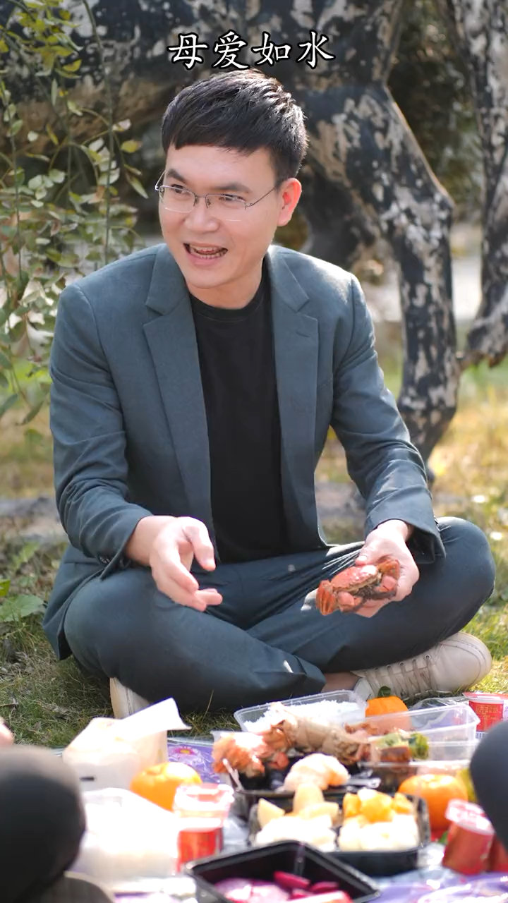 #全民正能量!#一位驼背的老母亲捡着木柴用仅剩一点米煮粥给她生病的儿子吃,他们可能俄了很久