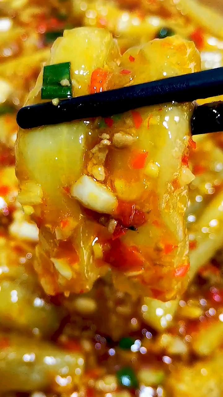大多数外地的餐馆连基本的配料都是错误的,来看看这道标准的家庭版鱼香茄子。