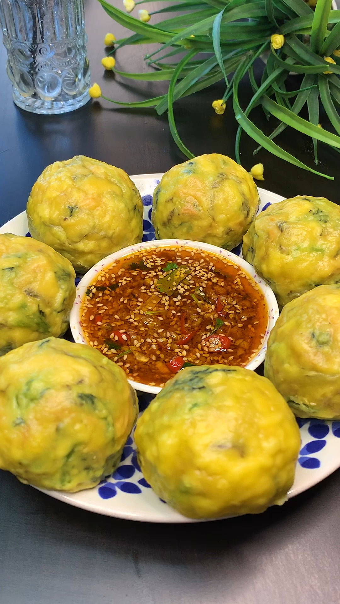 #过好冬天#好吃不长肉的玉米面菜团子,不加水,不揉面,个个薄皮大馅不开裂,一周5次都不够吃