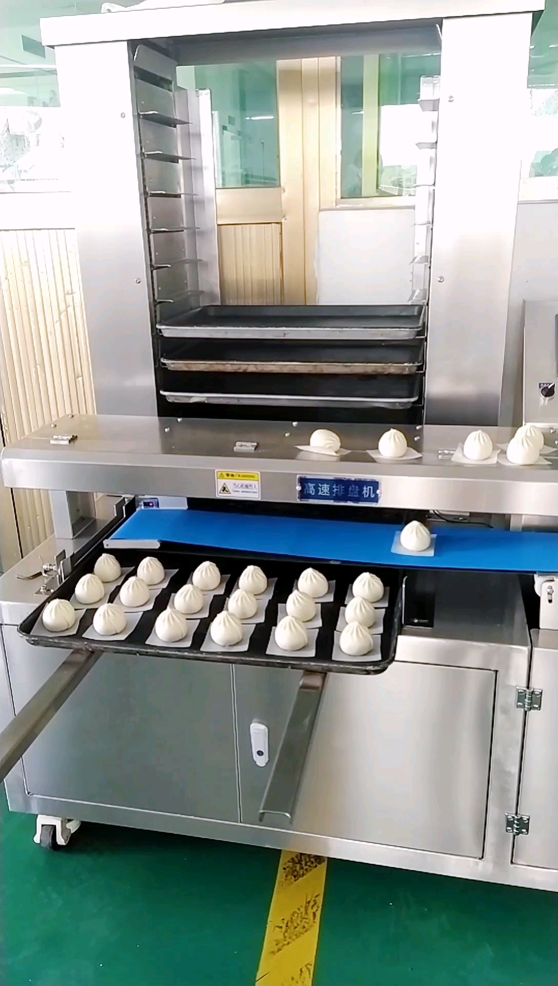 机器各司其职,包子机做包包子,垫纸机垫纸,排盘机摆盘。#包子机#工厂实拍