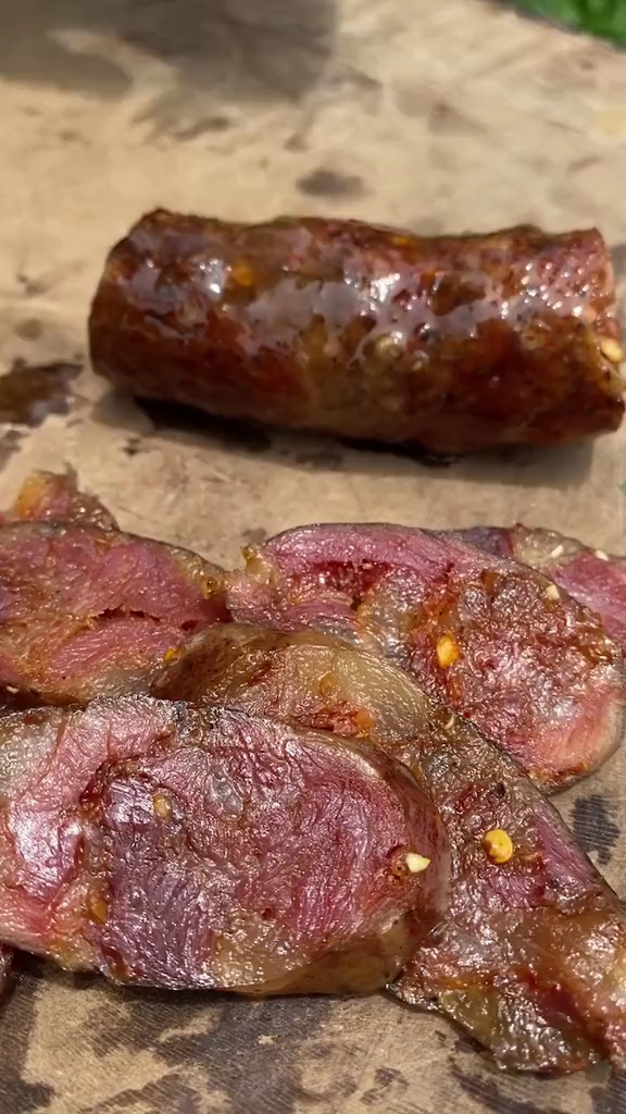 #食神大PK#腊肉煮好了,还流油汁儿了,都是吃红薯玉米长大的土猪做的腊肉,熏的透亮,你要不