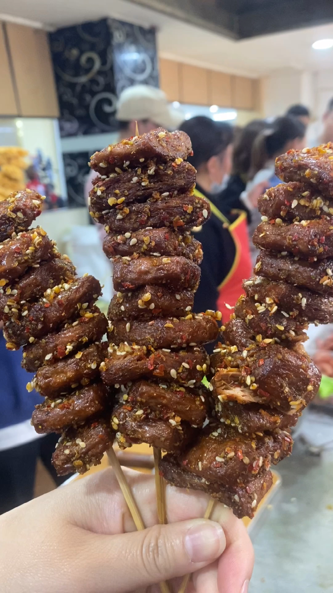 就是这样的酥肉,经过炮制,油炸爆料,就做成大人孩子喜欢的手撕素肉可以摆摊可以批发