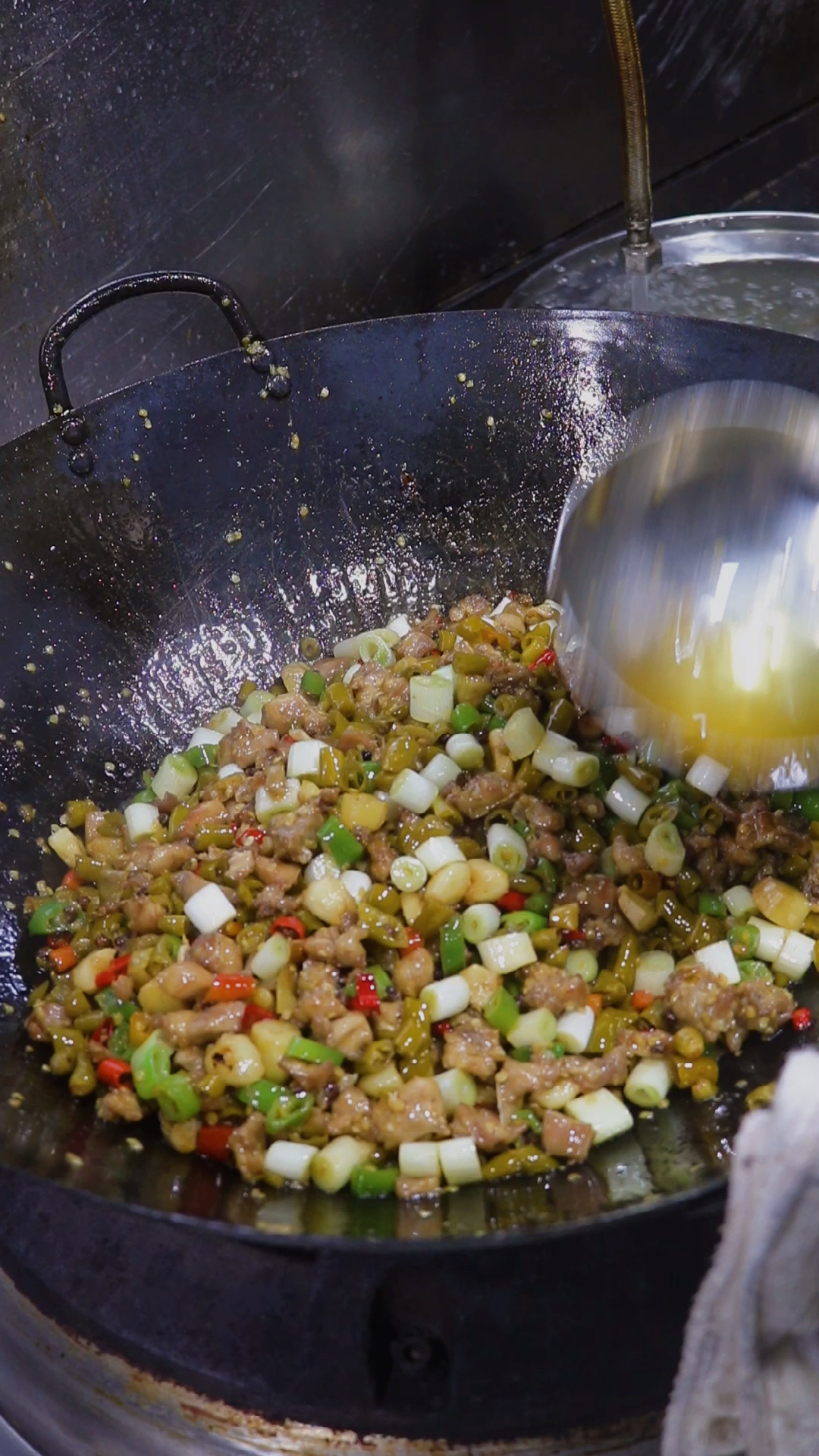 #美食教程#泡椒兔的正中做法