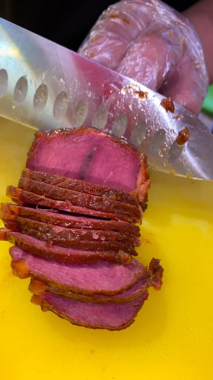 八珍牛肉:八角80克香叶70克白止40克桂皮70克白糖50克白酒30克牛肉10斤
