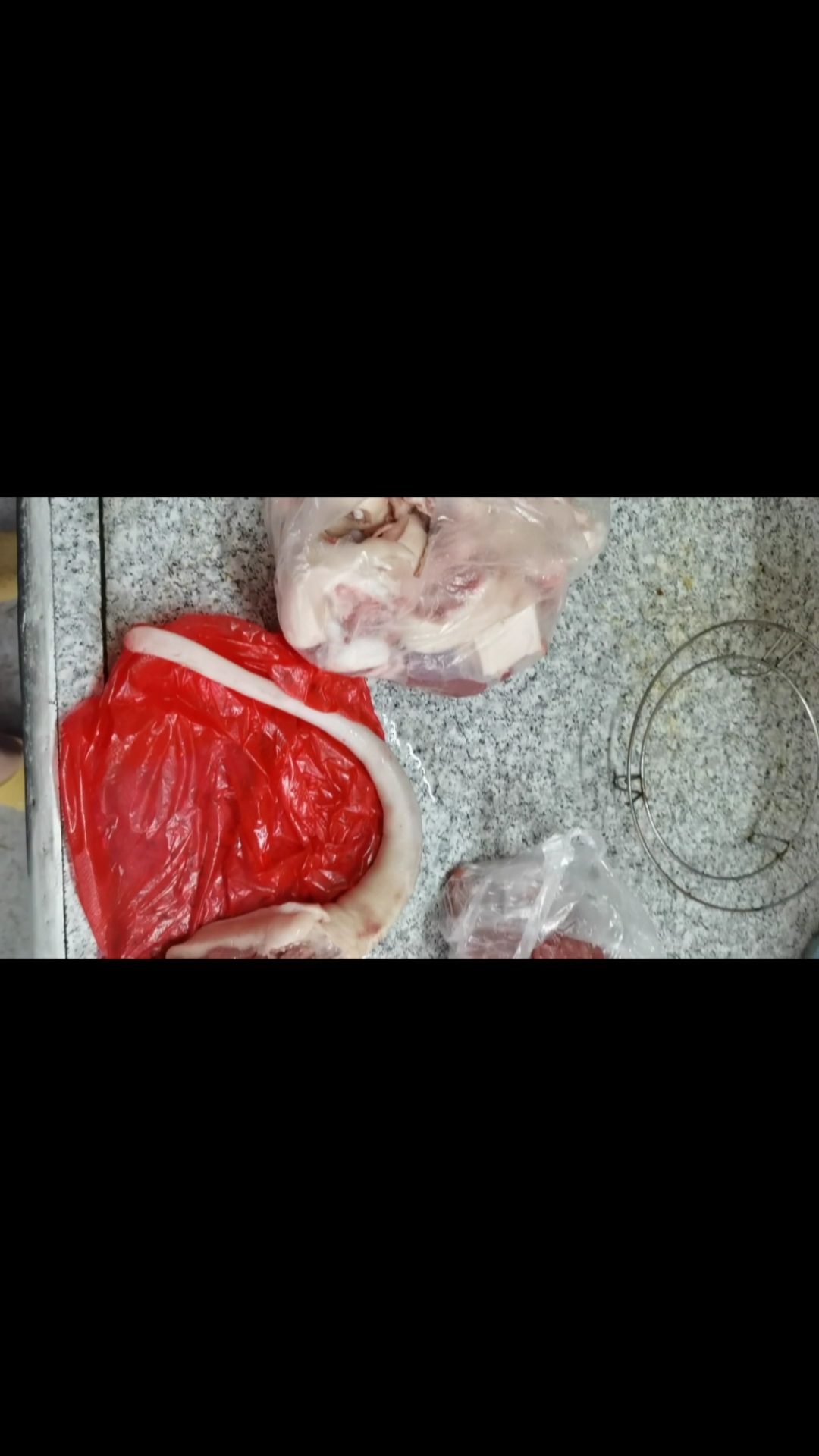 #家乡特色美食#一道猪脚煲花生黄豆+凉瓜炒猪肉+下酒猪尾