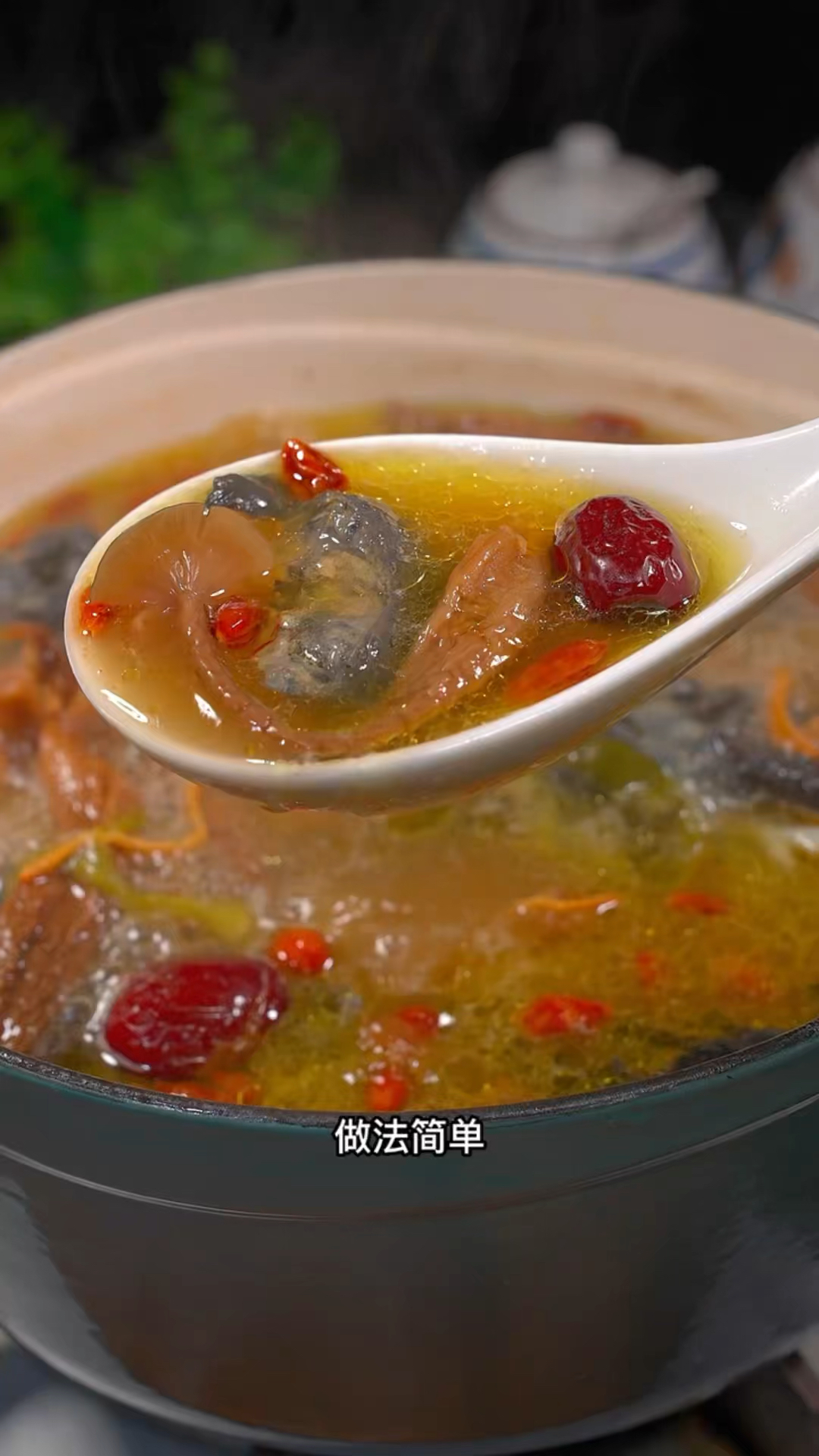 老婆每个月的那几天都不舒服,我都给她炖乌鸡汤喝