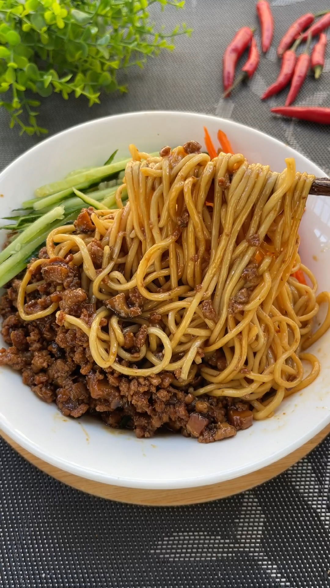 你知道炸酱面里的肉酱怎么做的吗?