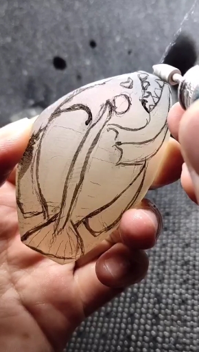 和田玉鱼雕刻中。不知不觉。玉雕刻鱼骨头。雕刻不易。看到视频的人愿你大财。赞下吧!