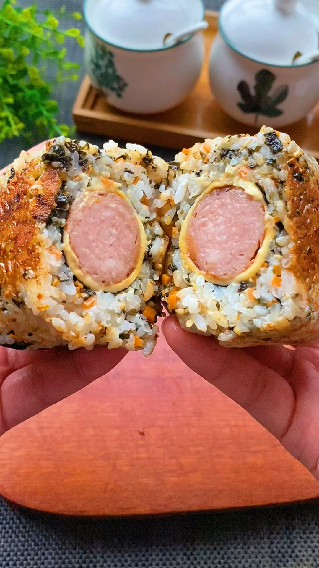 每次做这个爆浆烤肠饭团,孩子都抢着吃,提前做好早起一煎,还能打包带走