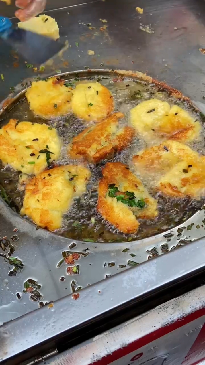 #美食#街边小吃韭菜洋芋粑粑