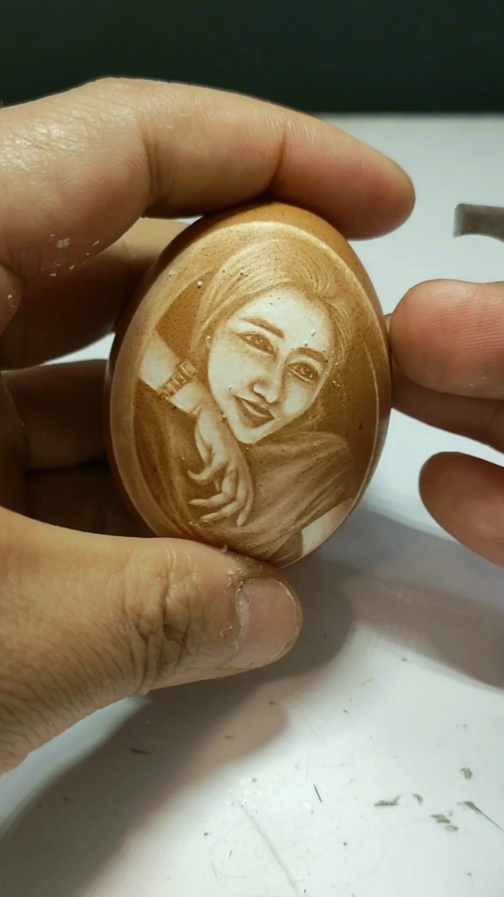 #我要上热门#大神在薄若鸡蛋壳晚上雕刻作画