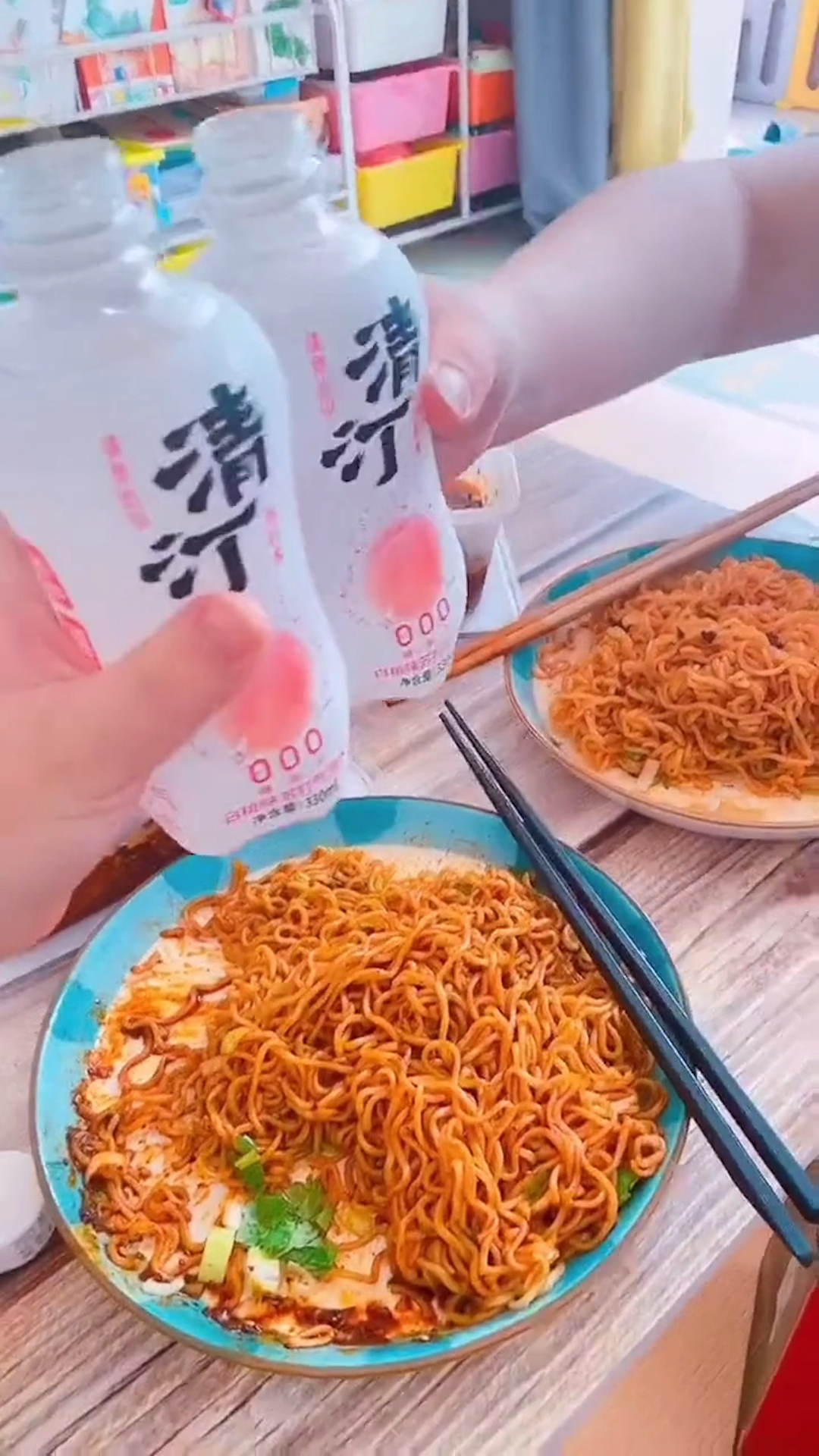 白象方便面的小龙虾拌面和火鸡面太好吃了,可以给家里囤两箱备用哦!