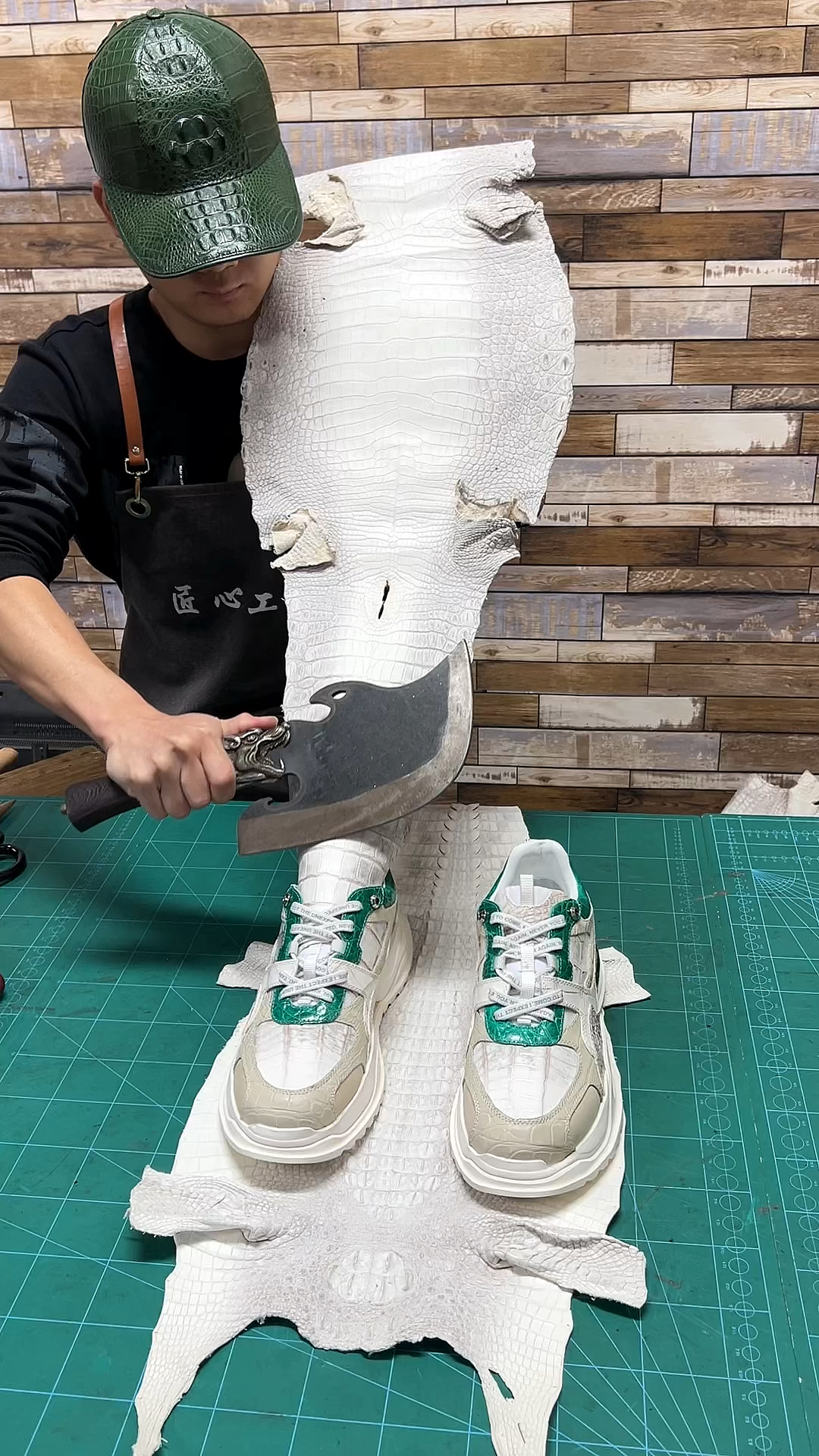 鳄鱼皮男士运动鞋