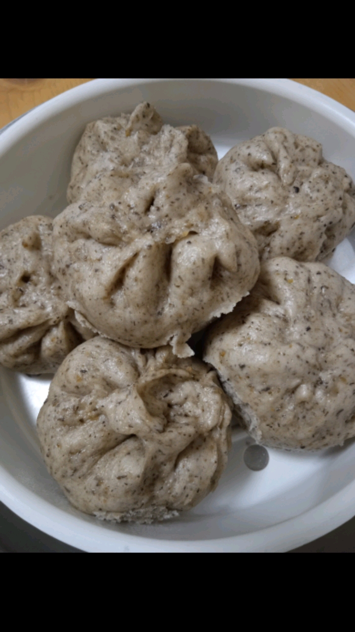 #你有脱发的烦恼吗#自己做的黑芝麻核桃红枣包子,真材实料看得见