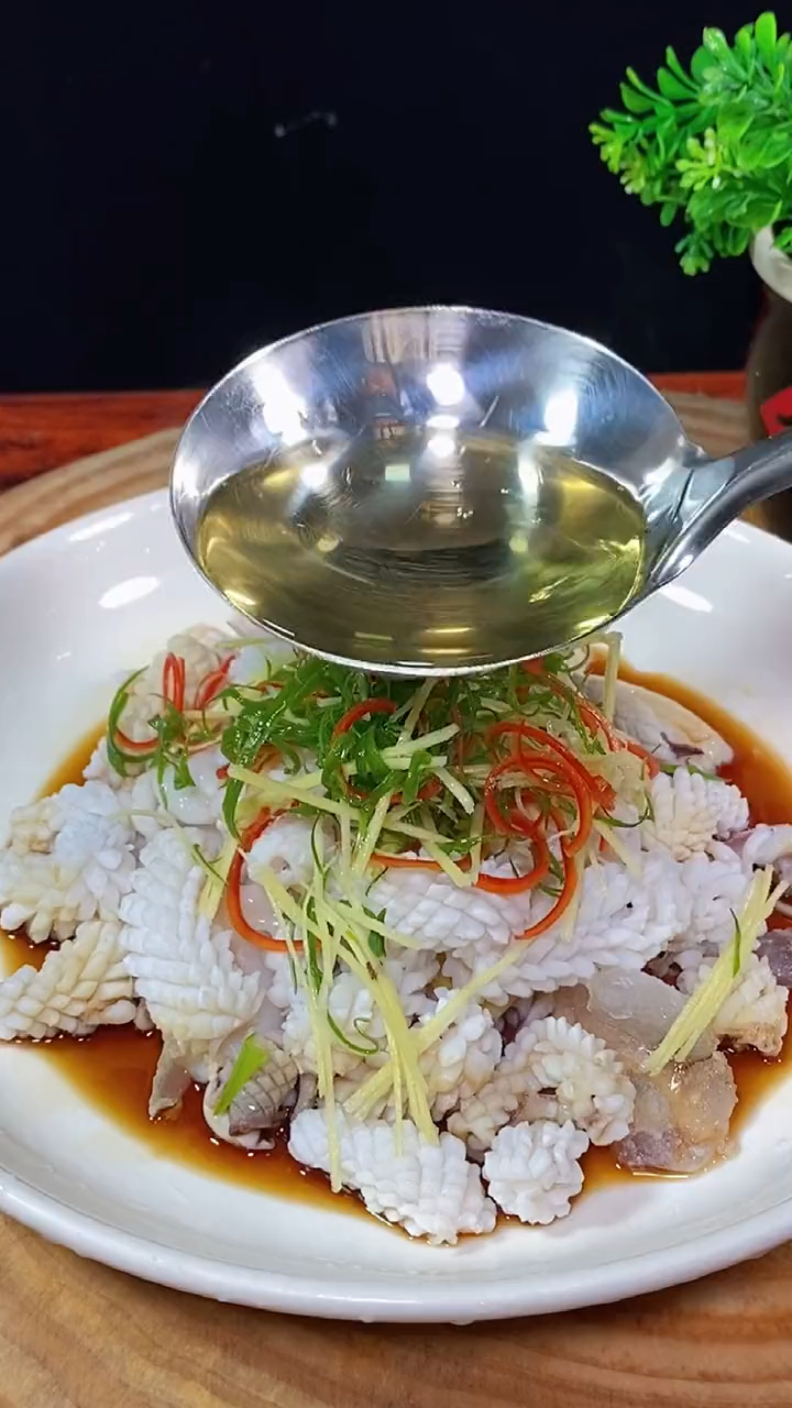 白灼鱿鱼怎样做,才能鲜甜好吃?酱油是关键,酱油要是没选好,味道减一半