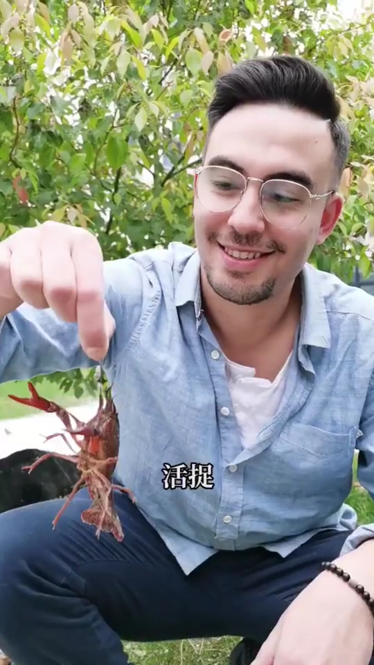 又到了活捉小龙虾的季节,一起来做豪华黄金龙虾尾