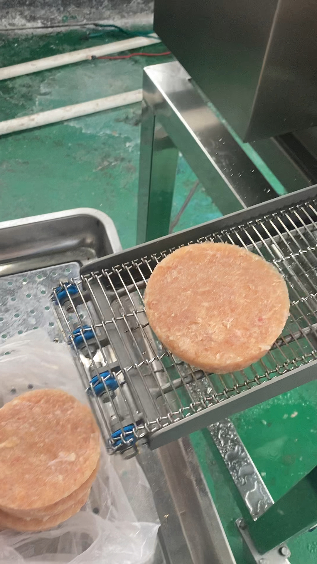 #牛肉饼制作#全自动肉饼成型机,碎肉重组成型机。