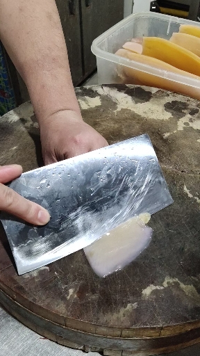 鱿鱼的耳朵是这样切的。