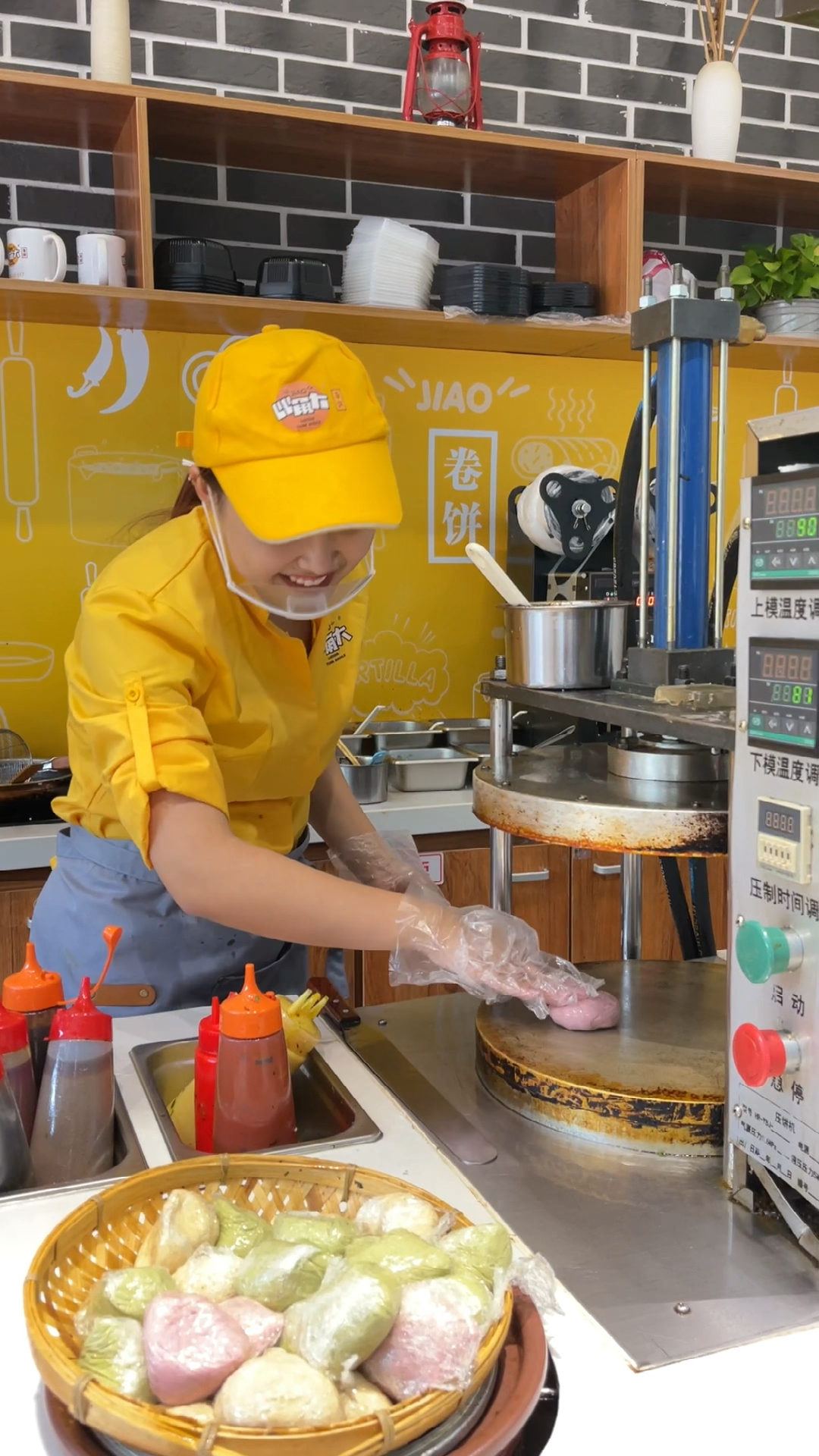 和老婆开了家巴掌大卷饼店,爱吃的人可不少,都是冲着口味来的,火鸡面卷饼中午就做了