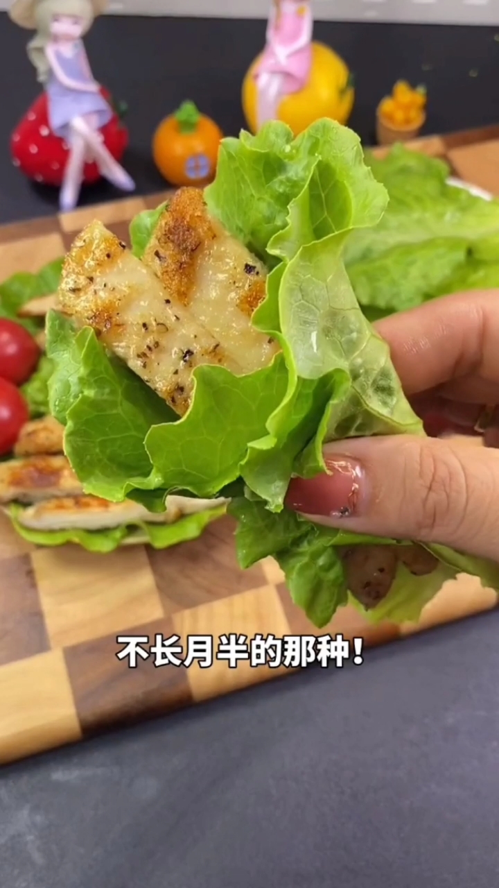 #轻知计划#生菜搭配这个黑胡椒味的鸡排真的太好吃了,鸡排酥脆肉质鲜嫩多汁,真是爱了