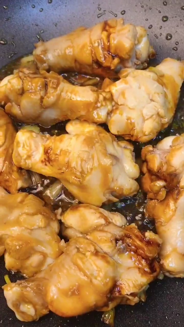 #夏日美食我来探#鸡翅这样做孩子们吃不够《香菇焖鸡翅根》制作过程第一步