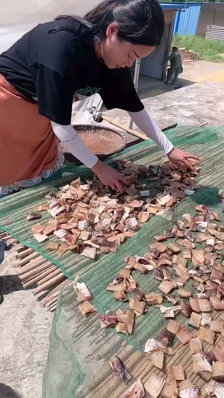 看到别的女人跳舞打麻将,才发现自己如此窝囊,哪怕我要会一样,也不至于天天摆摊、晒鱼干!