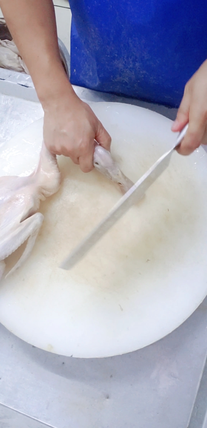想吃鸭嘴吗,看看怎么样切鸭嘴的